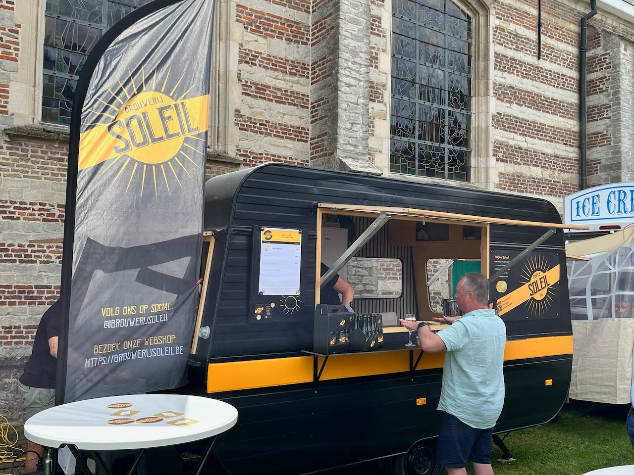 Soleil Baravan op een zonnig evenement